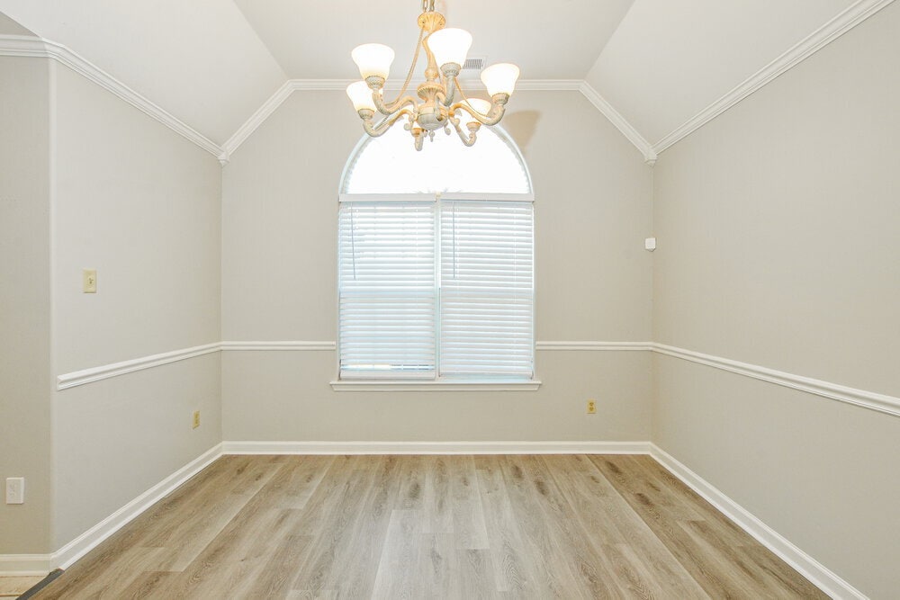 Building Photo - 1550 Far Dr