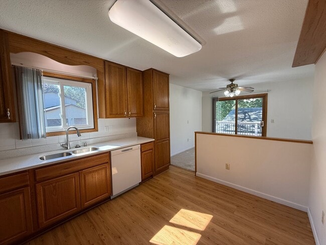 Building Photo - Woodbury 3 Bed 2 Bath Single Family Home