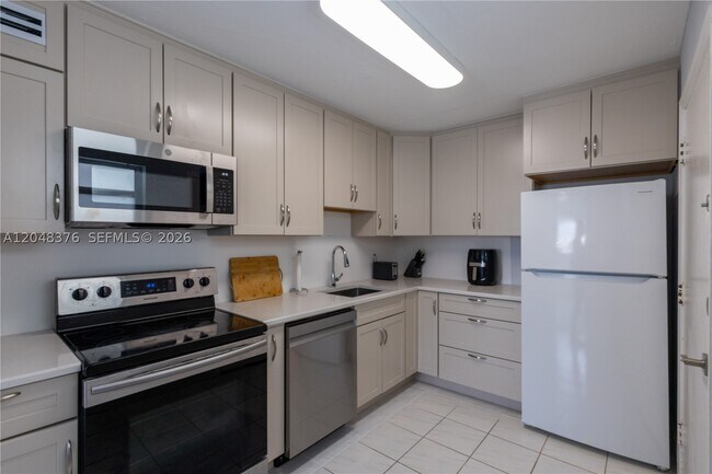 Building Photo - 1750 James 7L