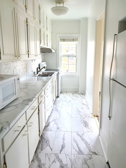 Galley Kitchen, tons of cupboards - 2615 Park Ave