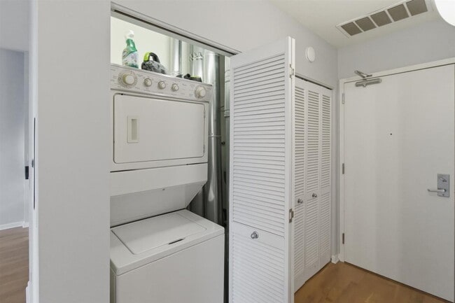 Building Photo - 873 N Larrabee St