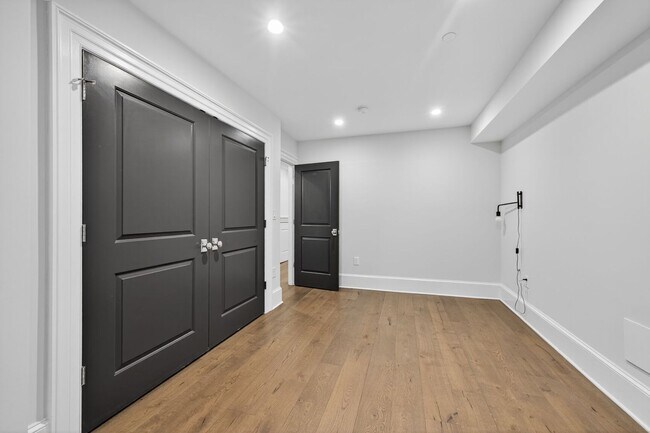 Building Photo - Available Now! 2 Bed // 2.5 Bath Between U...