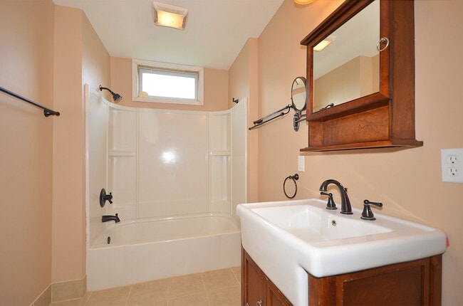 Building Photo - Beautiful Historic 3 Bedroom, 2 bath Home ...