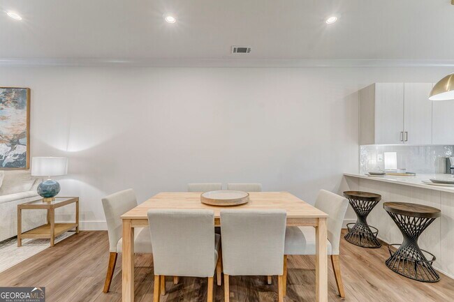 Building Photo - 93 Chateau Dr SE