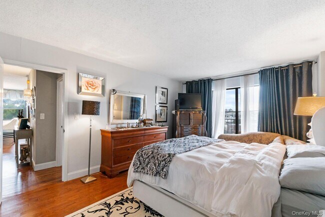 Building Photo - 25-40-40 Shore Blvd