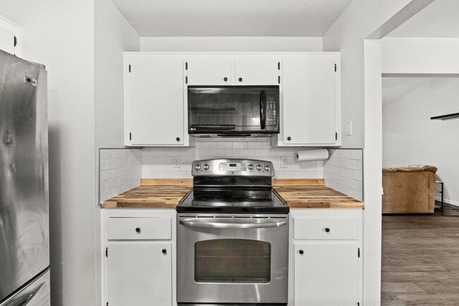Building Photo - Cute & Cozy 3 Bdrm 2 Bath