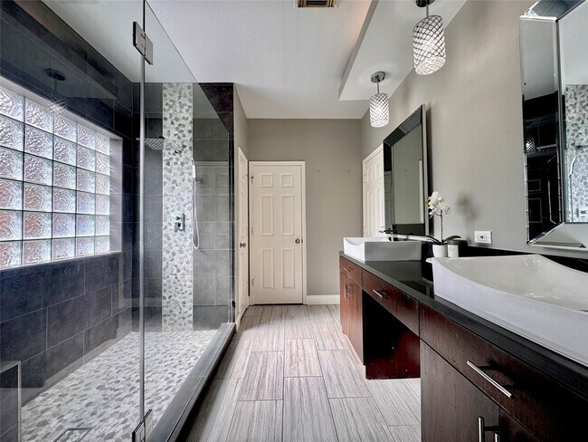 Building Photo - 10918 S Falls Terrace