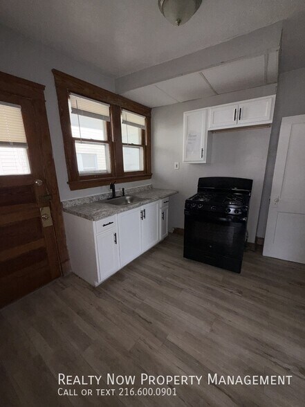 Building Photo - 10010 Almira Ave