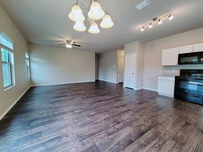Building Photo - 5804 Deauville Street