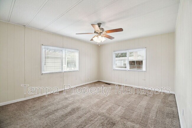 Building Photo - 242 Country Ln