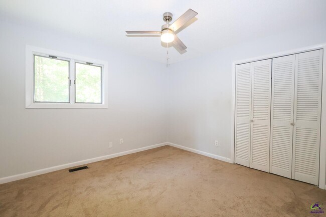 Building Photo - 205 Lake Placid Dr