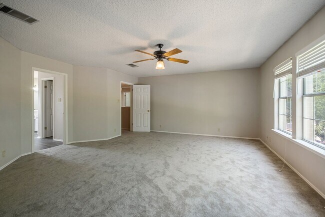 Building Photo - Stunning 4 Bedroom, 2.5 Bath Home in Block...