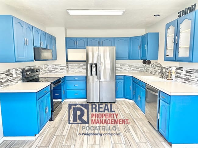 Building Photo - 5 Bedroom 3.5 Bath House - Pet Friendly