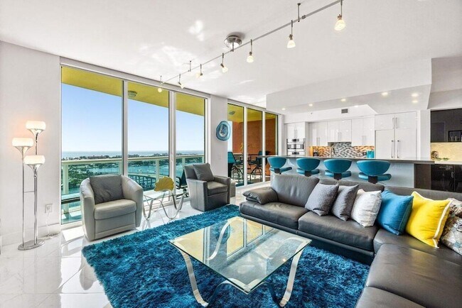 Building Photo - 2640 Lake Shore Dr