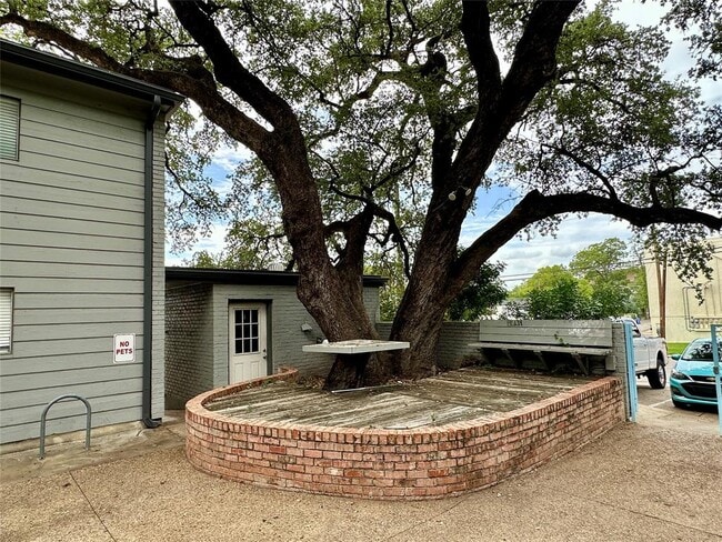 Building Photo - 803 W 28th St