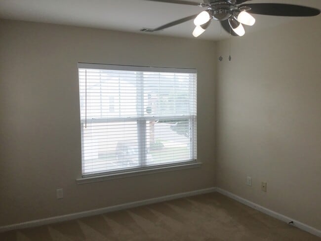 Building Photo - End Unit Townhome with Tons of Extra Storage!