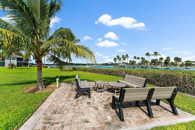 Building Photo - 755 Saturn St