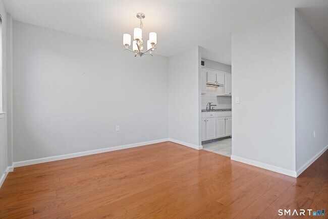 Building Photo - 891 Farmington Ave