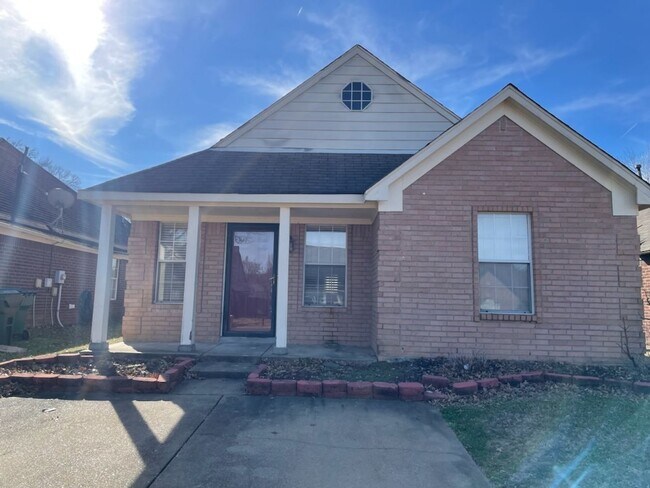 Building Photo - VILLAGES OF PLUM POINT, NEW FLOORS!