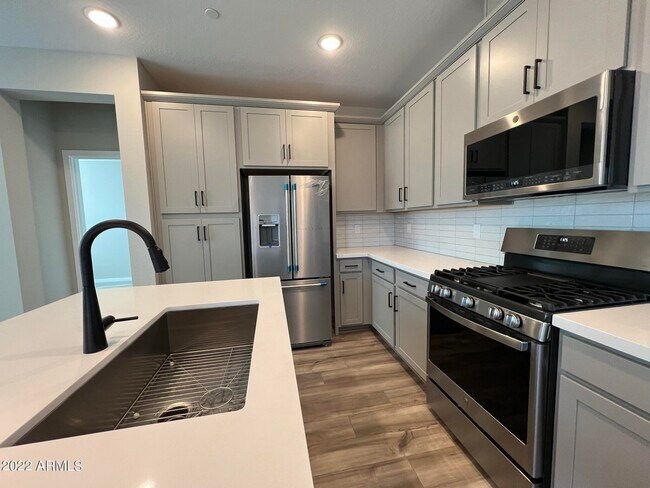 Building Photo - 746 E Doral Ave
