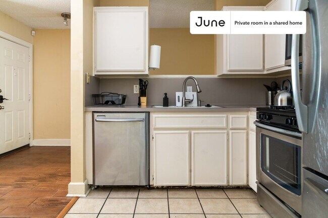 Building Photo - Room in Shared 3 bed/2 bath home