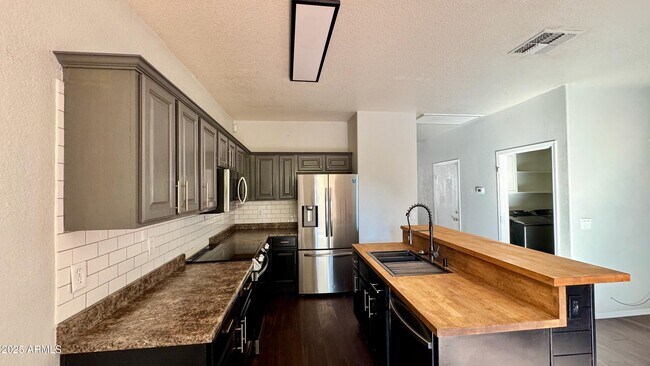 Building Photo - 1221 E Chambers St