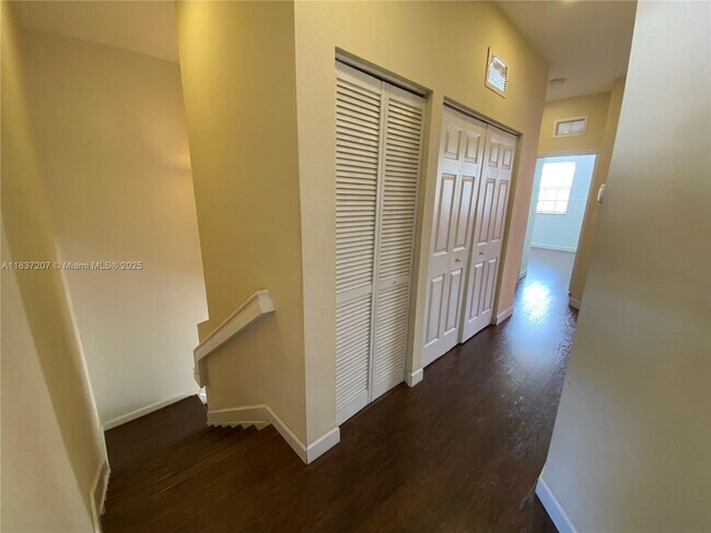 Building Photo - 343 NE 37th Terrace