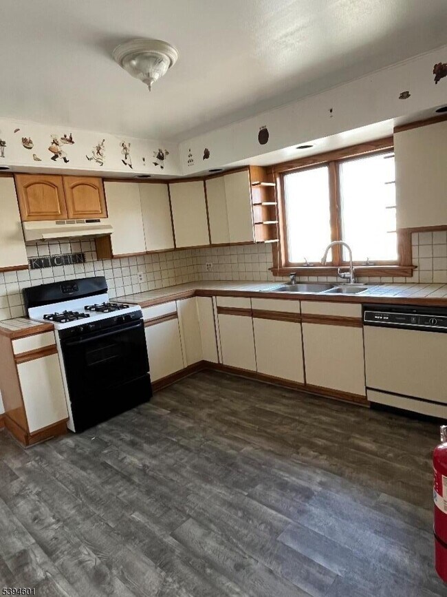 Building Photo - 469 Crooks Ave