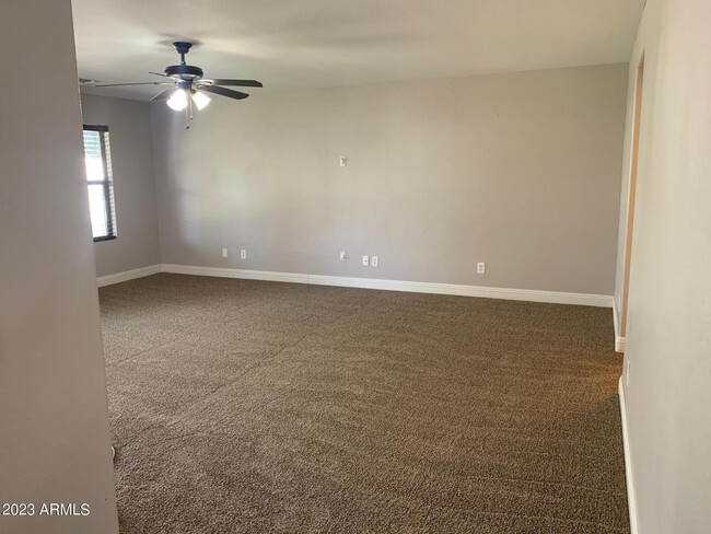 Building Photo - 494 W Cotton Ln