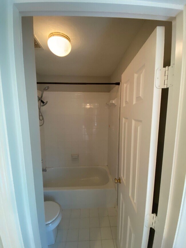 Building Photo - 1803 Red Bud Ln