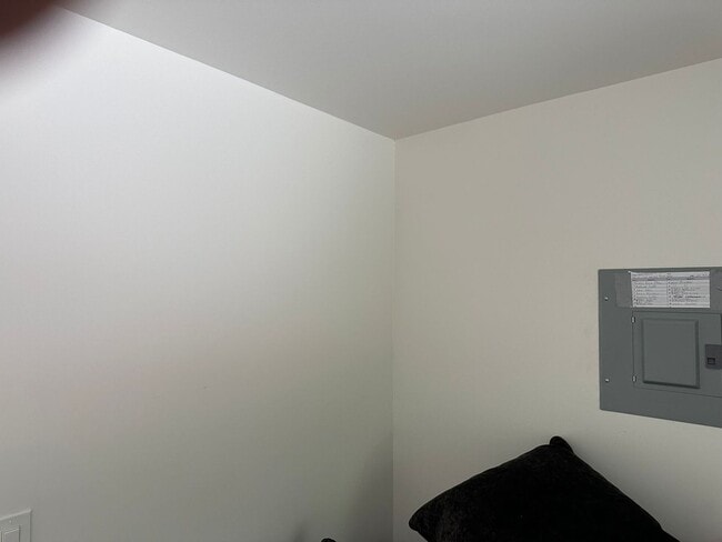 Building Photo - For Rent – Cozy 1-Bedroom Unit with Garage...