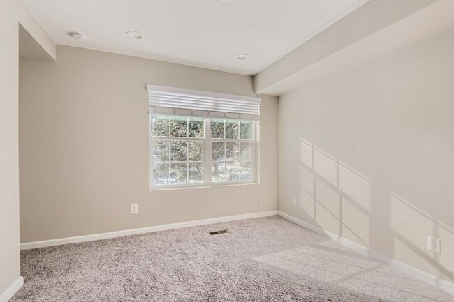 Building Photo - Stunning 2023 - Built Townhome near Edgewater