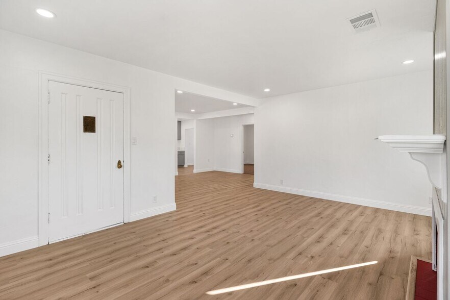 Building Photo - 301 10th St