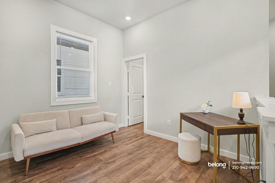 Building Photo - 1725 E Crockett St