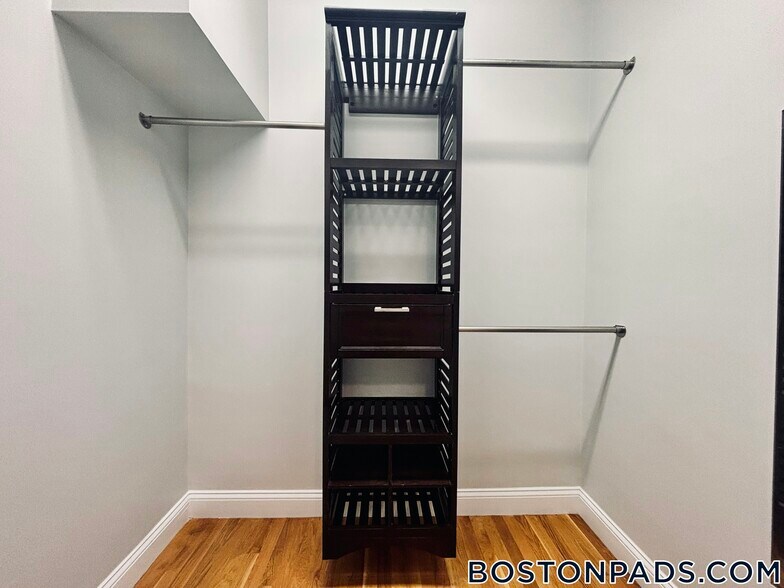 Building Photo - 799 E 4th St