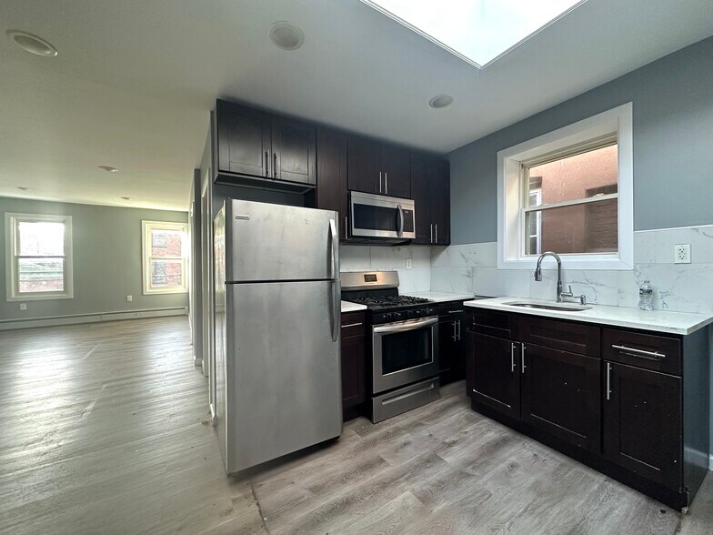 Building Photo - 105 William St