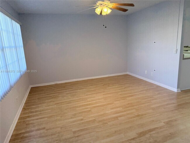 Building Photo - 1072 Cornwall D