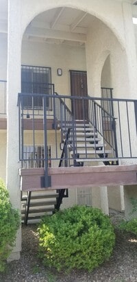 Building Photo - Hidden Gem!