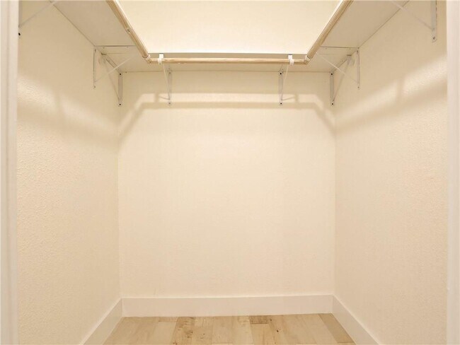 Building Photo - 909 Reinli St