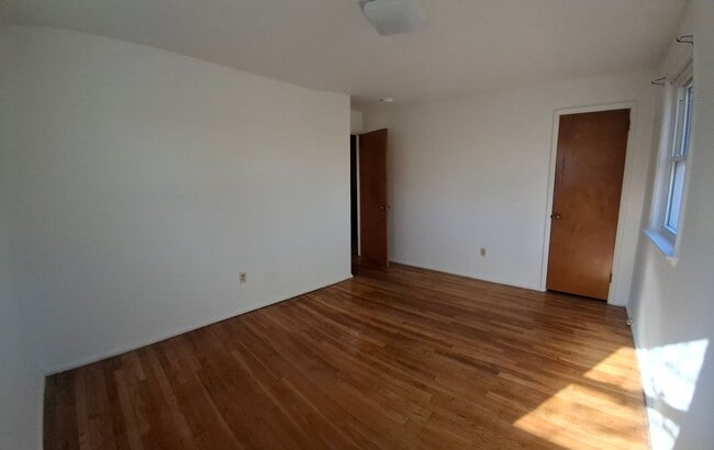Building Photo - 3 Bedroom 1.5 Bathroom Available in Lancaster!
