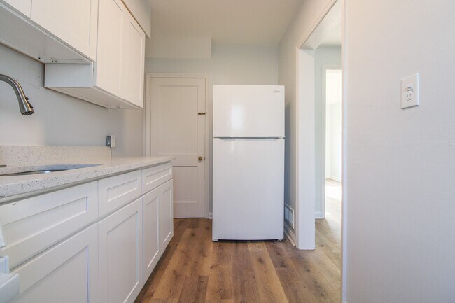 Building Photo - 1096 Cameron Rd