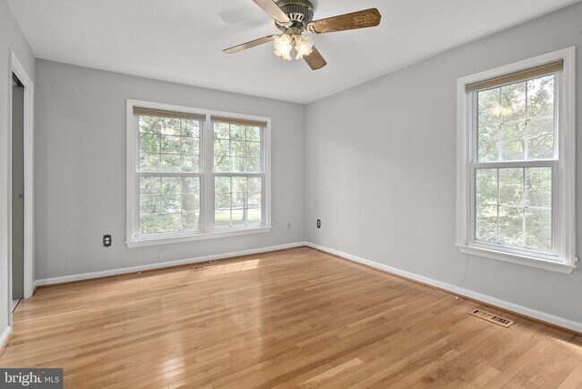 Building Photo - 2514 S Walter Reed Dr