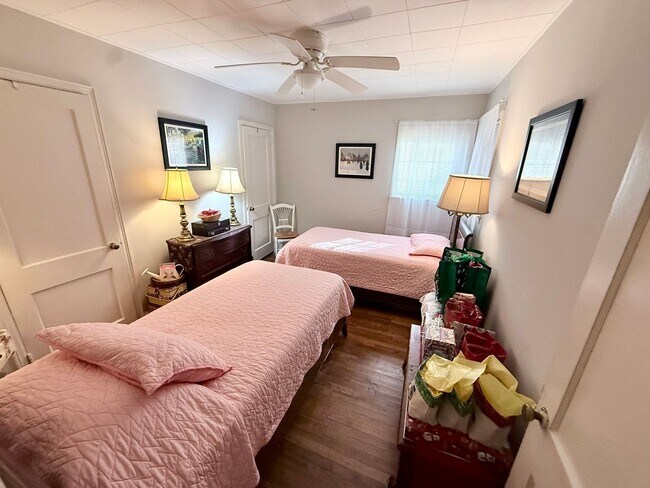 Building Photo - 130-140 Marion Dr