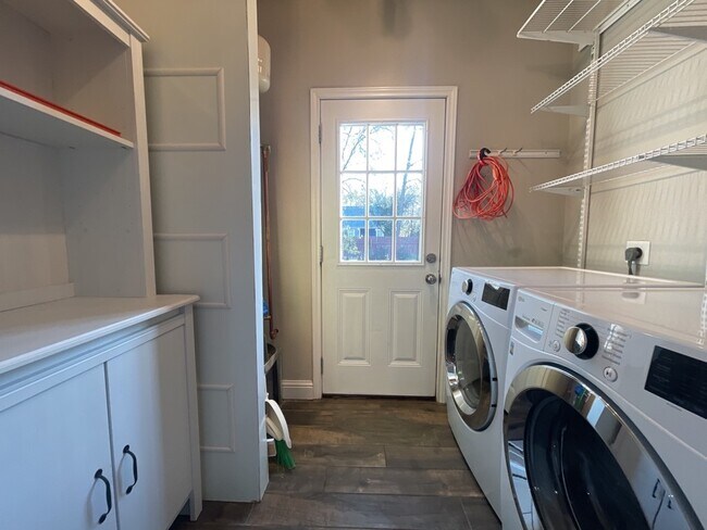 Building Photo - 806 E 3rd St