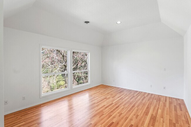 Building Photo - Elegant & Serene 3-Bedroom, 2 Bathroom Home Retreat in Desirable Arnold Creek