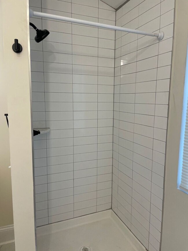 Building Photo - Beautifully  Renovated 2 bed 2 bath Home in Shelby Park!