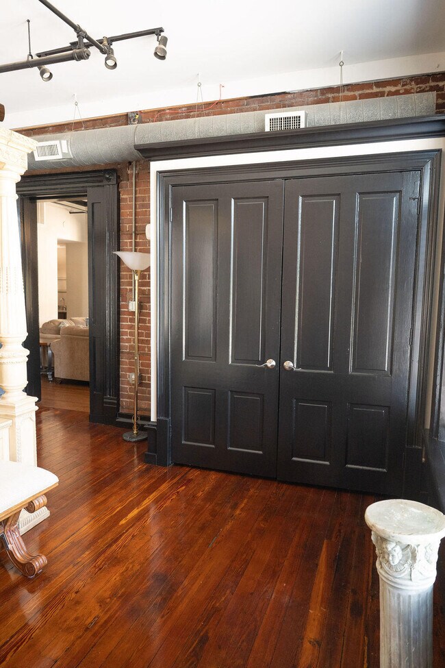 Building Photo - 275 S Limestone