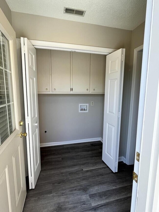Building Photo - Forest Acres Townhouse