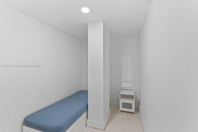 Building Photo - 181 Crandon Blvd