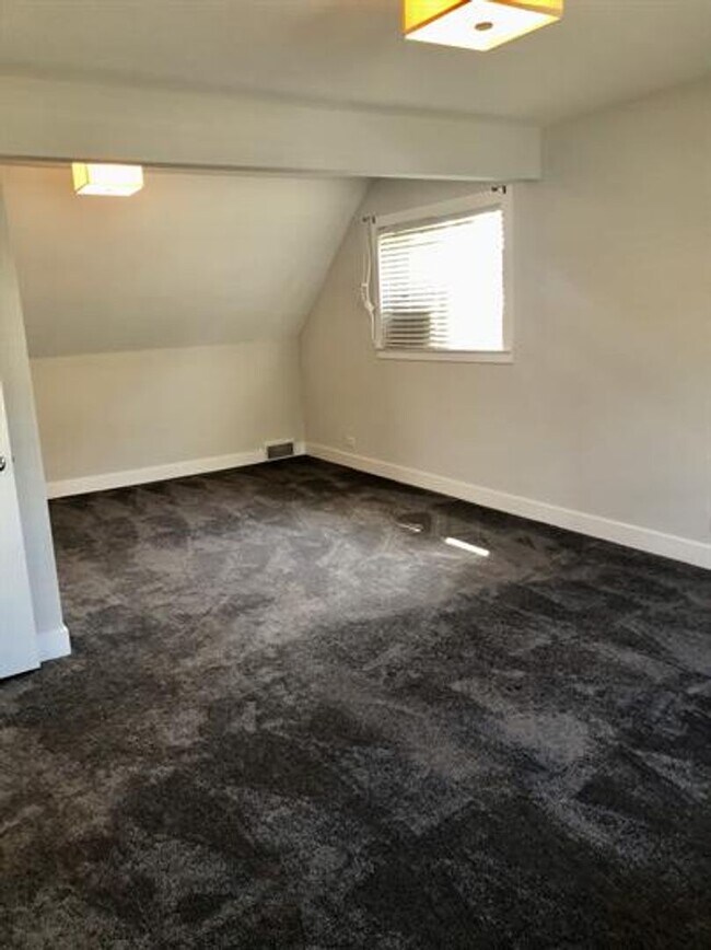 Building Photo - 4240 Gilbert Ave